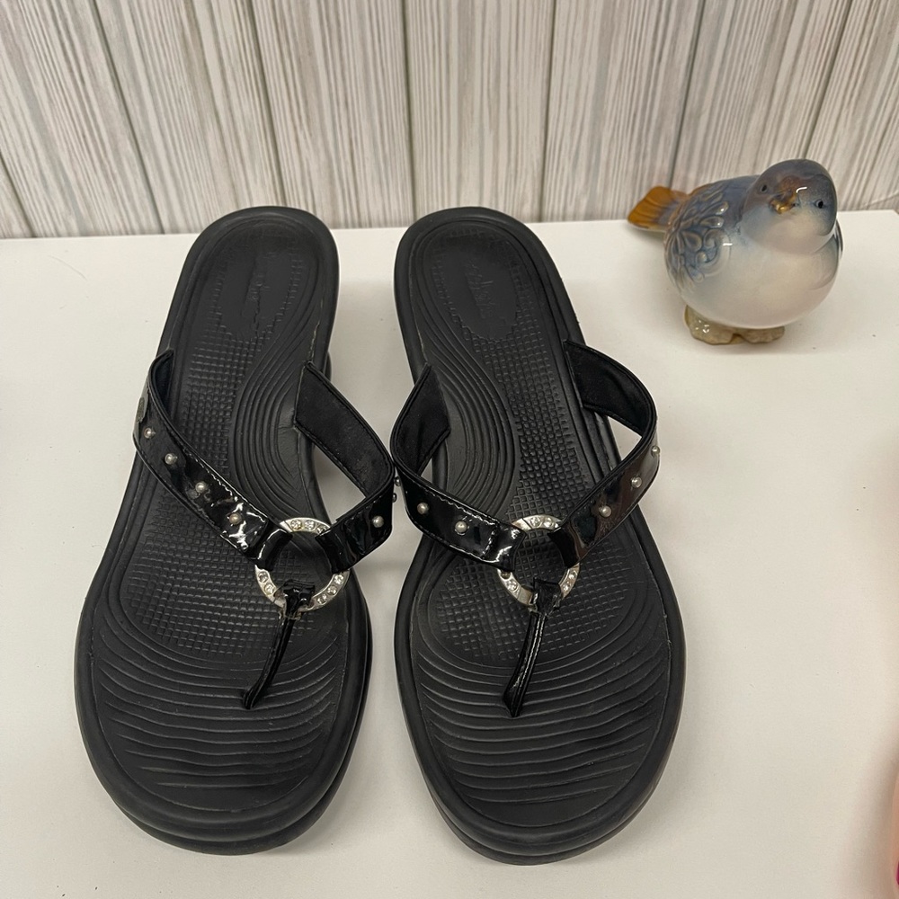 Women’s Sketchers Black Wedge Sandals Size 9. Cute details on shoes, see images. - Picture 3 of 5